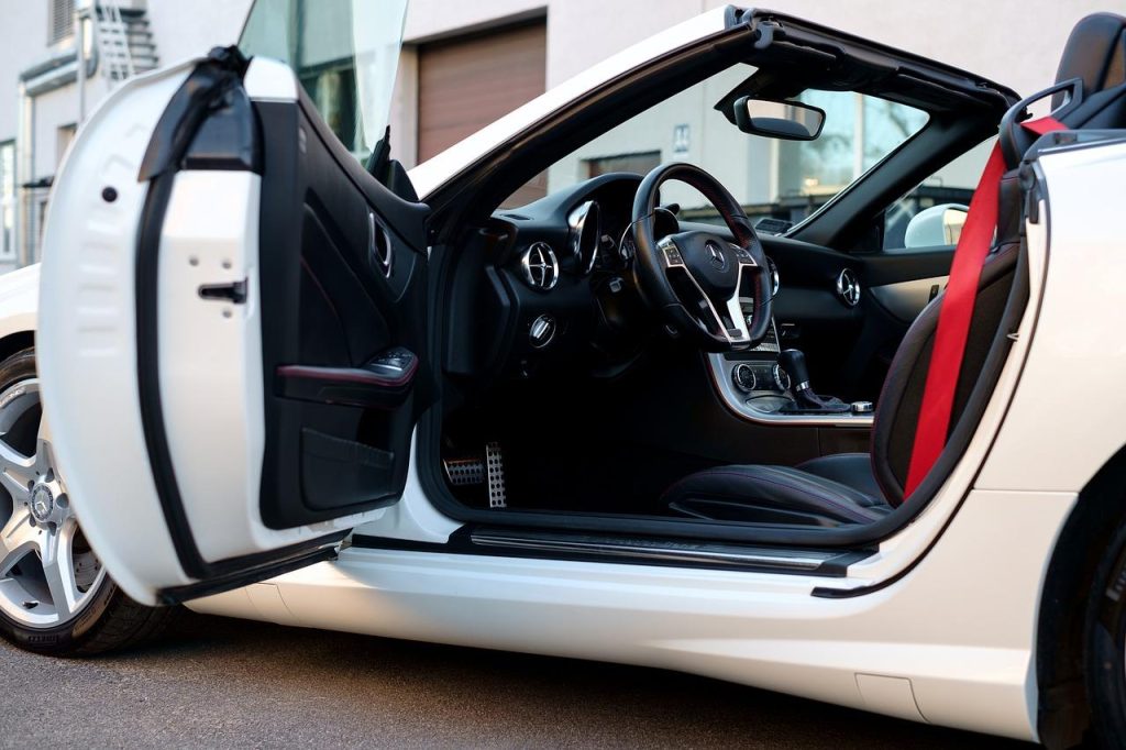 Kleurrijke autohoezen symbool van diversiteit en inclusiviteit in de autowereld voor verschillende voertuigen