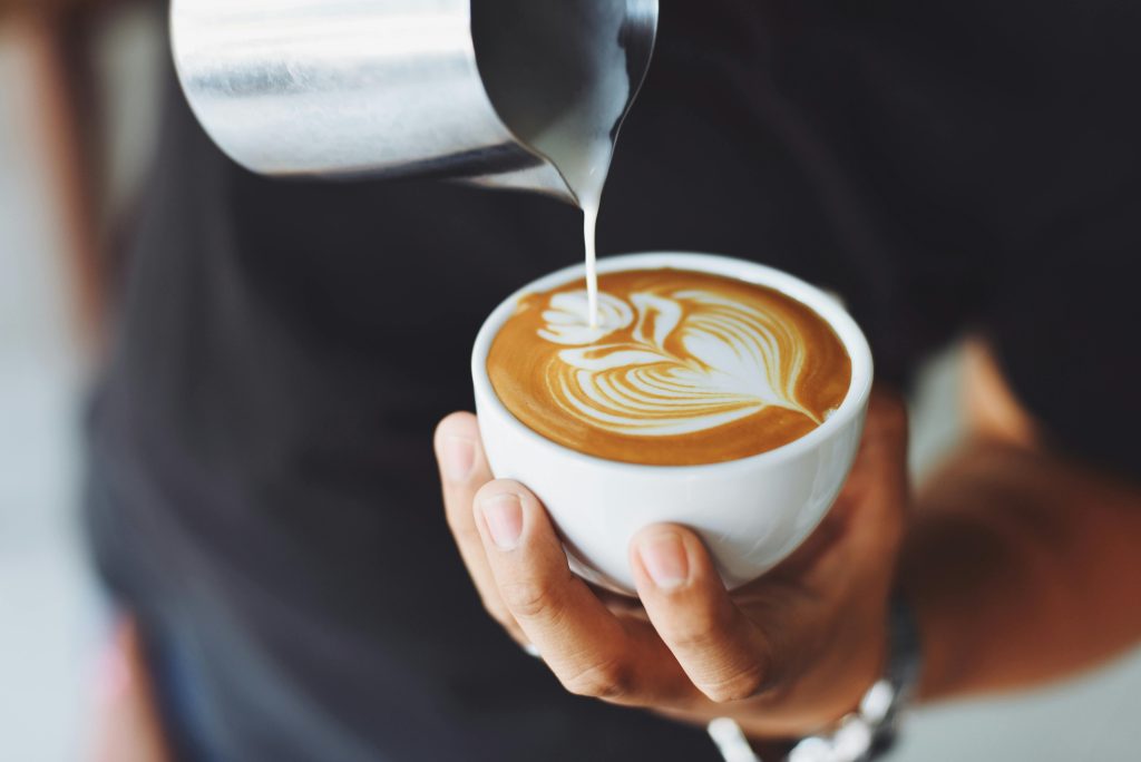 Professionele koffiemachine op het werk waar medewerkers koffie zetten voor meer productiviteit en werkplezier
