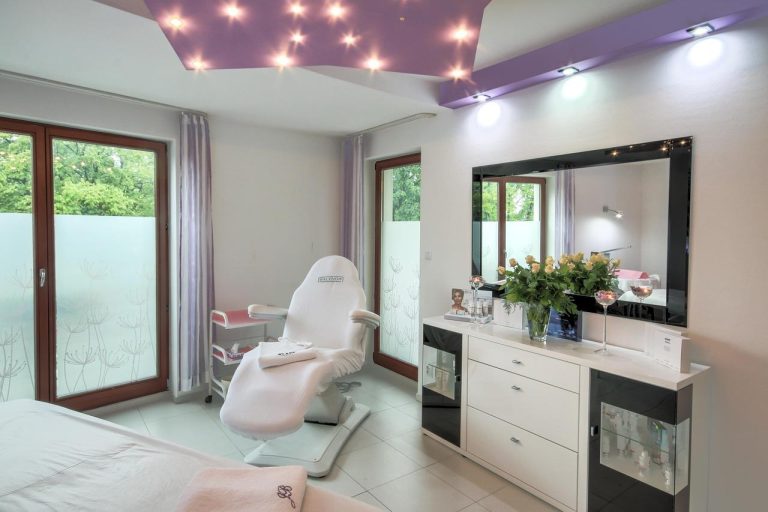 Home Vrouw bezoekt betrouwbare laserkliniek voor professionele huidbehandeling met moderne laserappparatuur