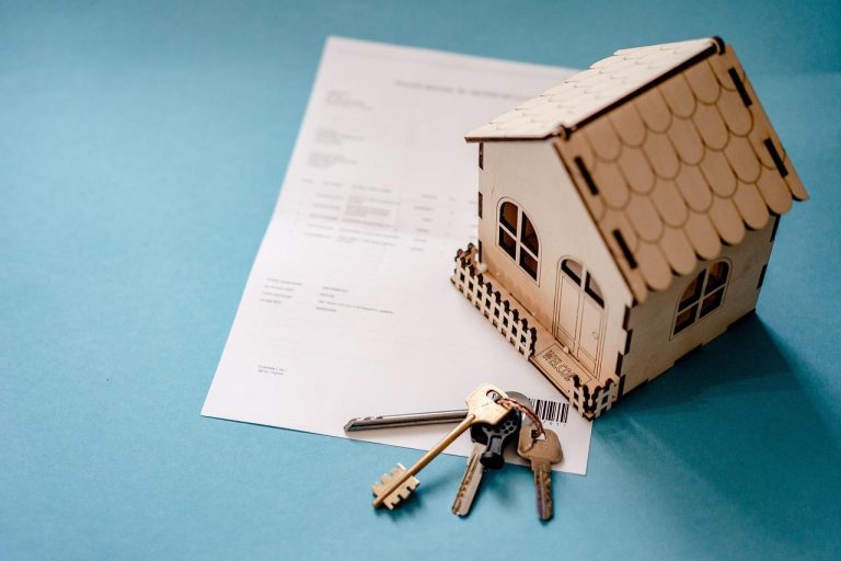 Home Bouwkundige expert voert inspectie uit voor het opstellen van een expertiserapport over schade aan woning